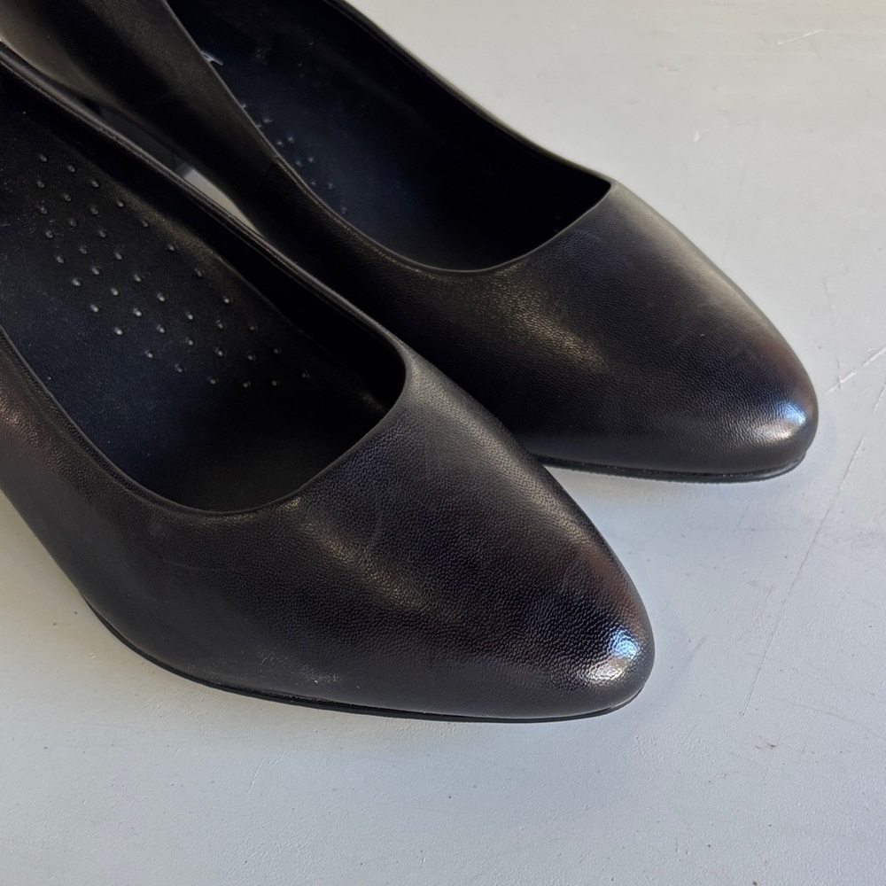 Trotters Kari Black Leather Block Pumps - Picture 7 of 8